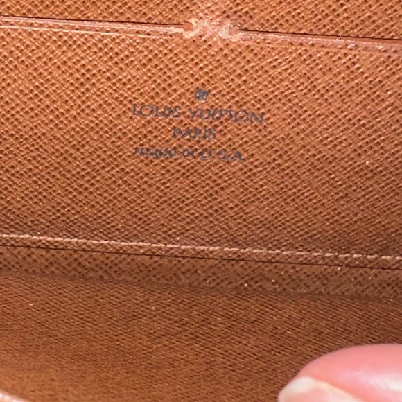 LOUIS VUITTON - Picture 3 of 3